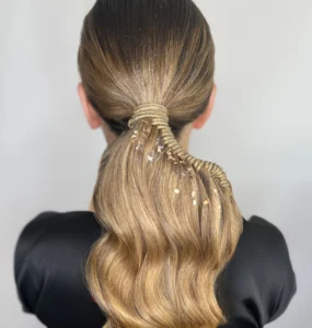 Złote fale, upięcie włosów na specjalne okazje