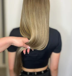 Regeneracja włosów i naturalny blond baleyage.