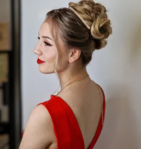 Fryzura na Andrzejki, Sylwestra, Studniówkę i Wesele elegancka i trwała dla kobiet.